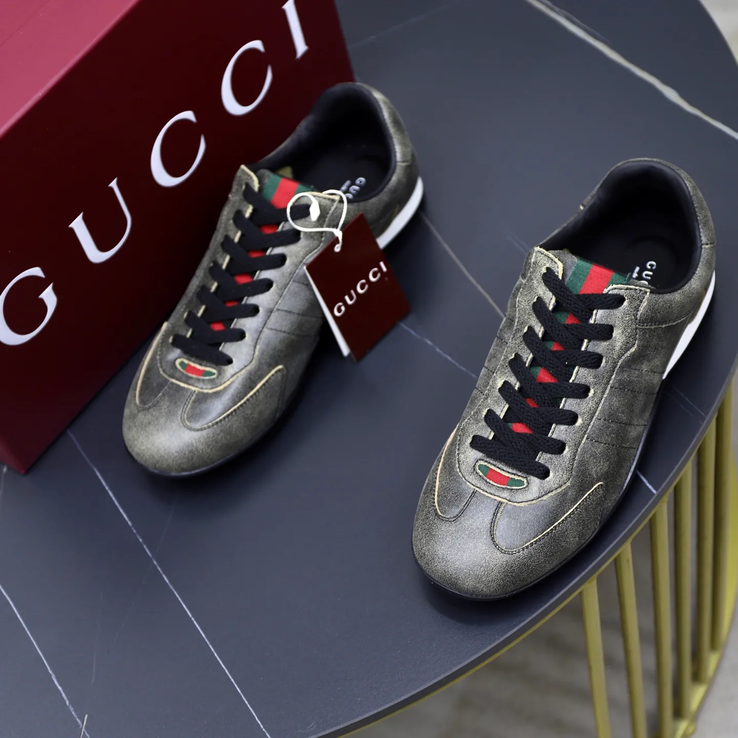 Ex-factory price: 580💰💰Gucci Shift series couple's sports shoes ❗❗ The Gucci Shift series is newly launched, with a lightweight design that reinterprets sports style. The neat silhouette adds a sense of freedom and exudes sophistication when moving. The webbing detail runs like an endless ribbon throughout the design, and the side seam details add a finishing touch. ❗Original development ❗Washed effect cowhide upper ❗Two-color Tpu outsole ❗Size: Female 35-41 Male 39-45